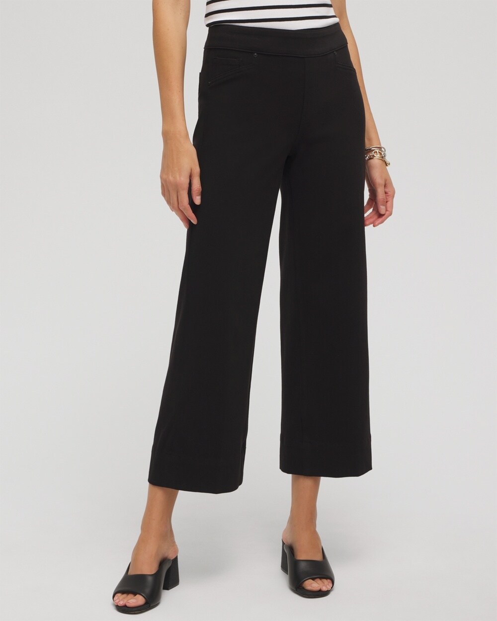Chico's Travelers Pull On Cropped Jeans In Black Size 2p |  Travel Clothing