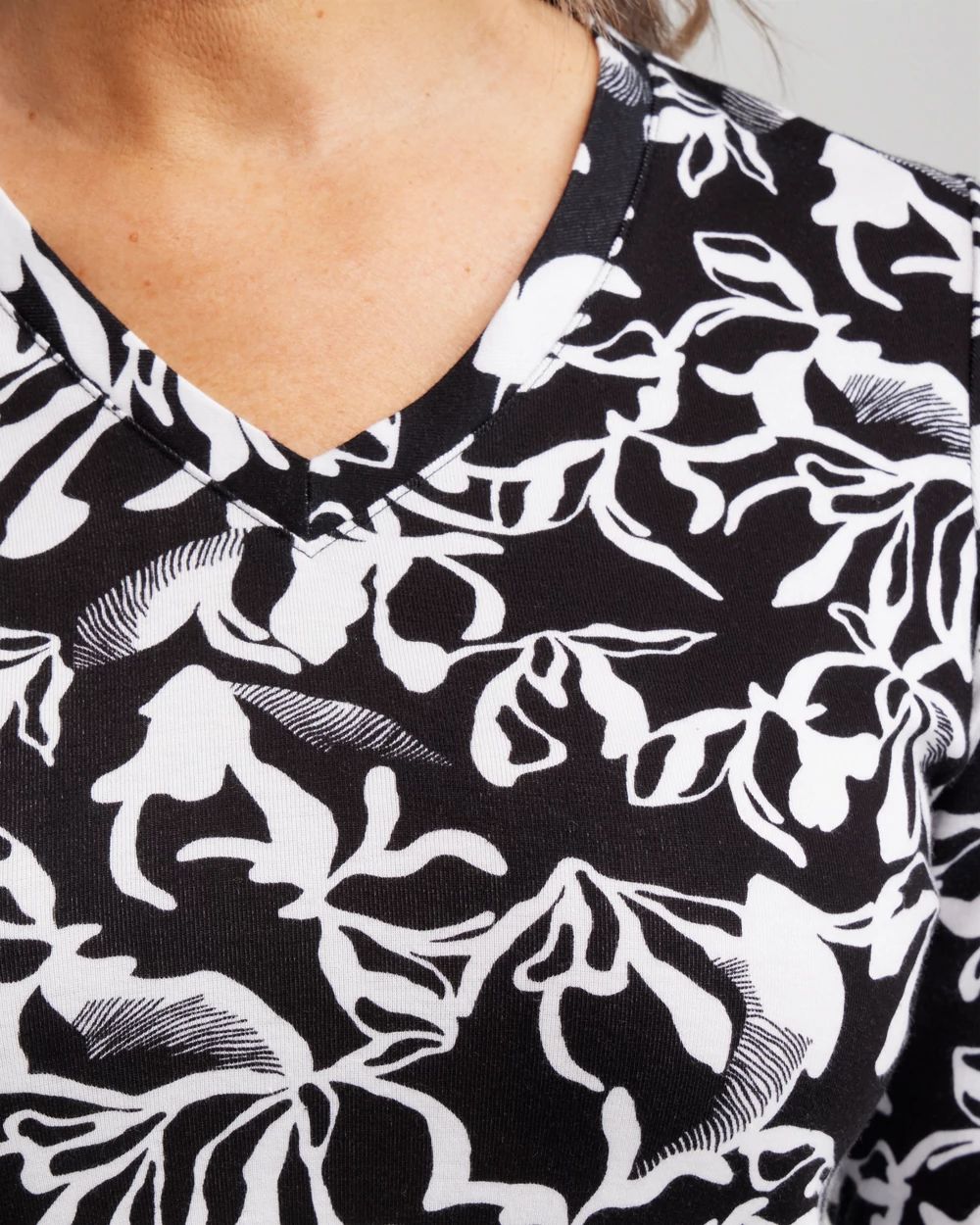 Abstract Print V-neck 3/4 Sleeve Tee
