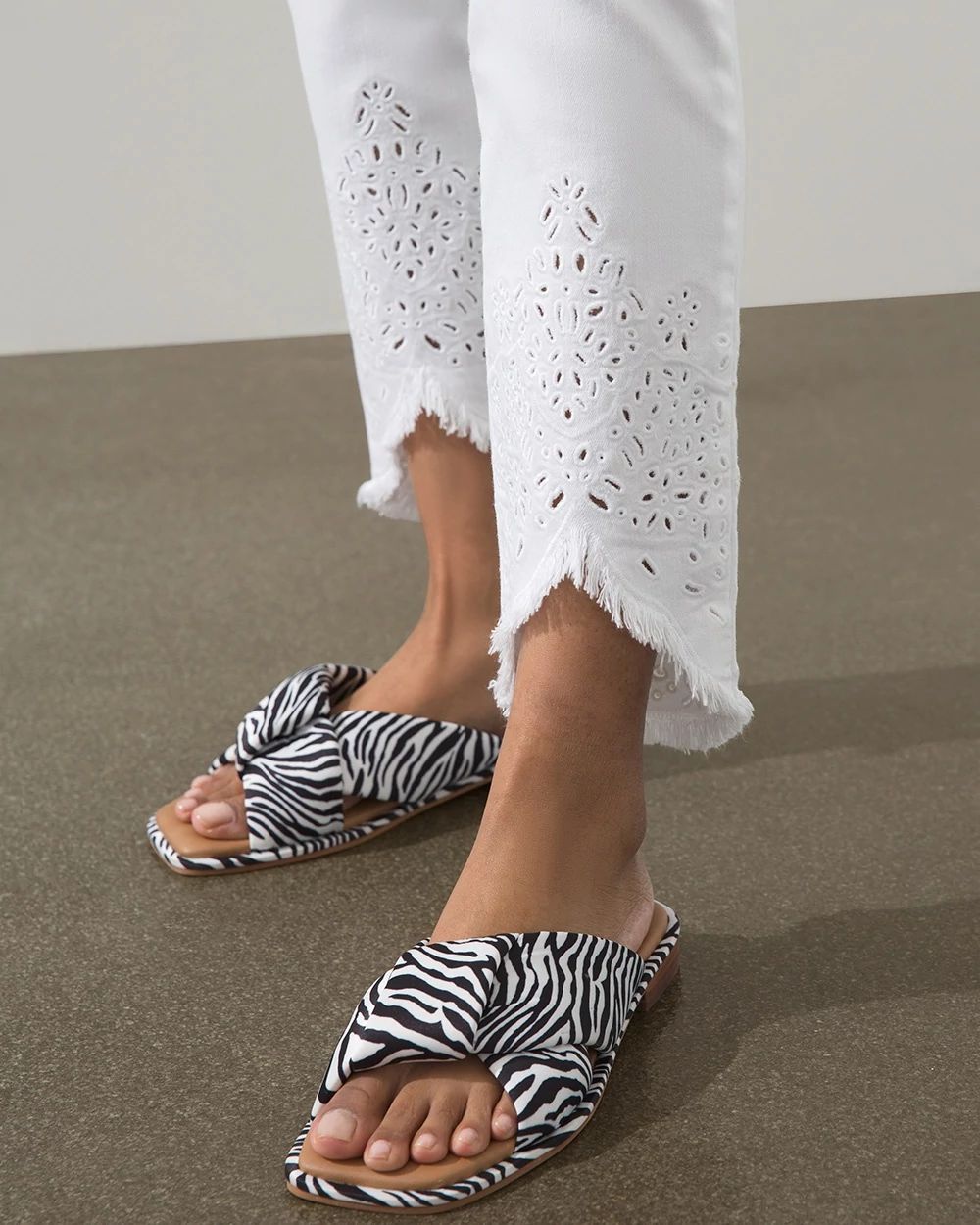 Eyelet Hem Pull-On Ankle Jeggings